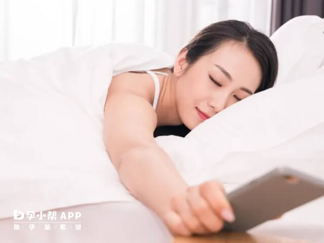 產婦坐月子玩手機