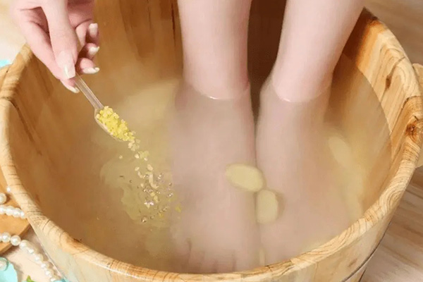 睡前泡腳有利於發汗去寒