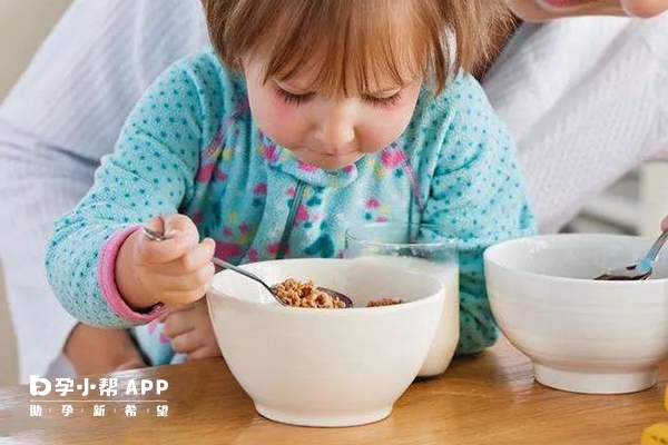 六個月大的寶寶可以吃米粉