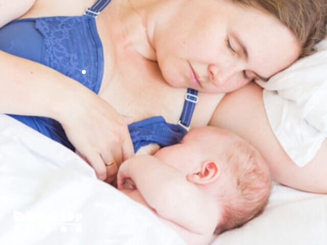 通過讓寶寶多吸吮可以增家奶水量