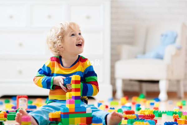 四月齡寶寶可以玩一些益智玩具