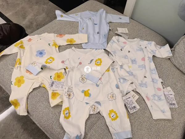 給剛出生一週的嬰兒穿衣服不是容易事