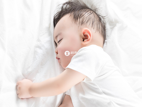 新生兒側睡利於肌肉放鬆