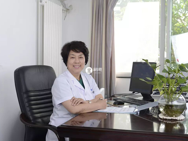 王蔼明医生是海军总医院的主任医师