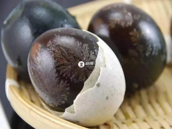 皮蛋配合食醋一起食用能夠幫助醒酒解酒