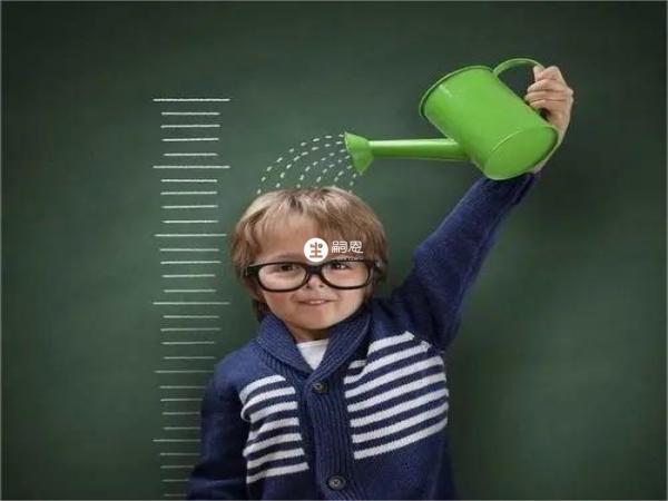 家长可以选择合适的运动让孩子在睡前拉伸