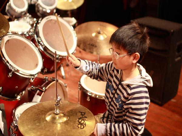 小孩學習架子鼓的好處並不少