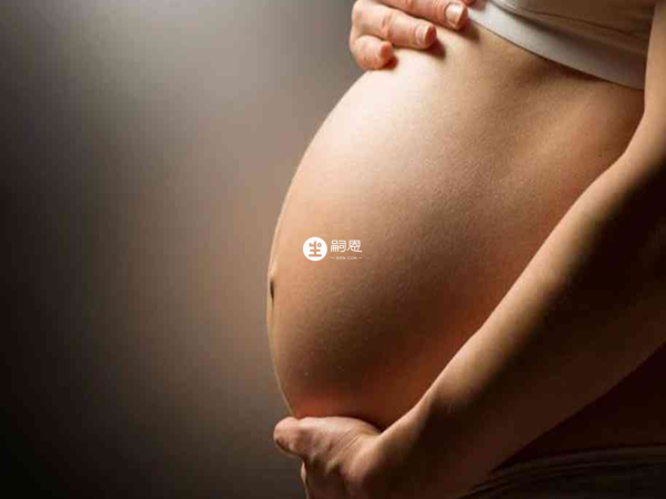 孕妇怀女孩走路缓慢