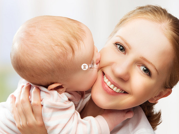 六個月寶寶精細動作發育標準是能抓積木