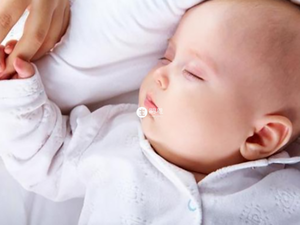 毛巾調整新生兒睡姿