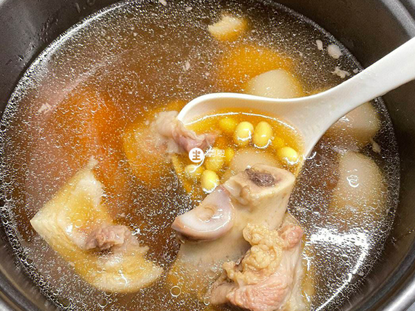 冬天喝黃豆豬蹄湯有助於長高