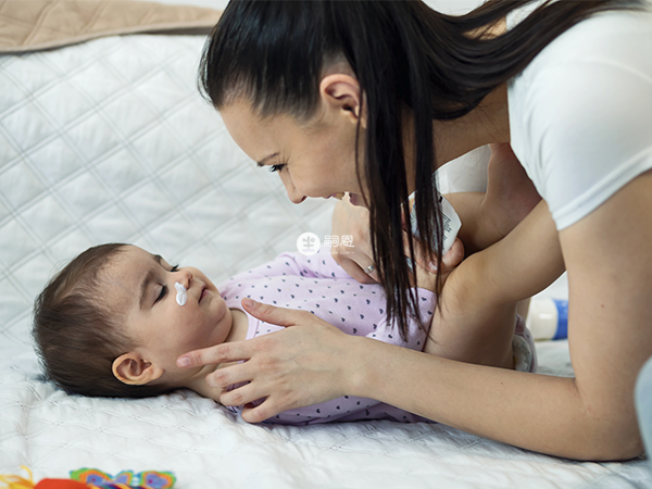 父母讓寶寶時刻保持乾爽可以預防溼疹