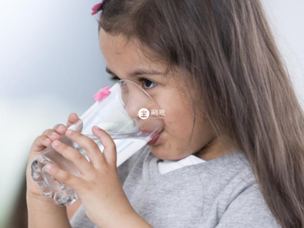 適當給孩子喂溫開水可降火