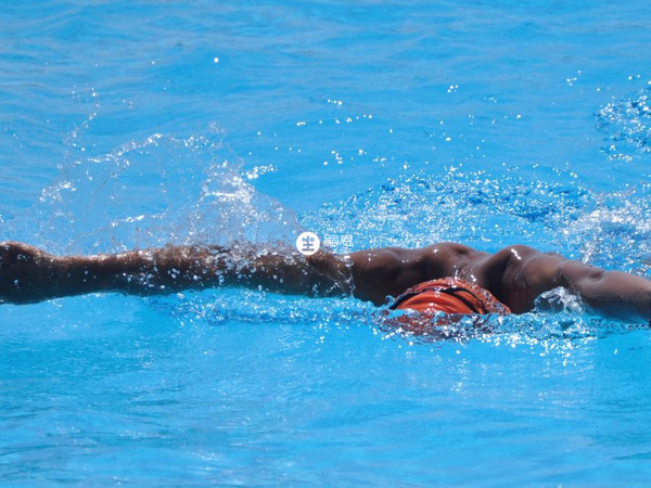 學會游泳,需要經常泡在游泳池裡