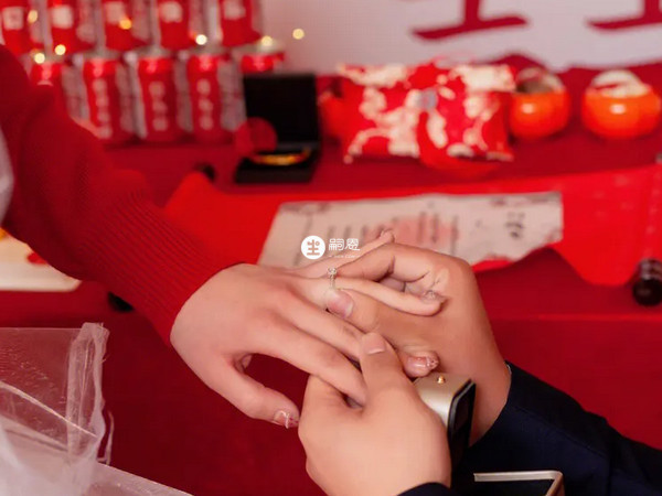 订婚时,男方要给女方一定数额的彩礼