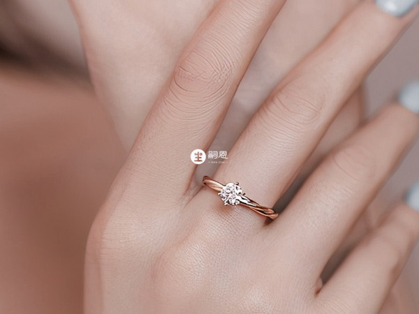 戴中指說明已經戀愛了