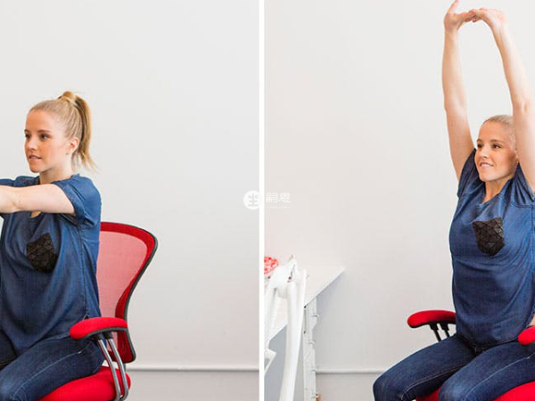 手臂向上拉,肩膀放鬆