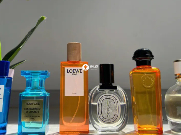 香水的主要成分是酒精、香精、少量增溶劑和色素