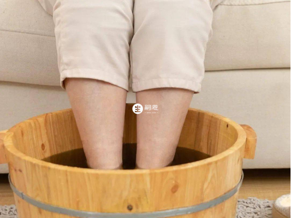 將腳浸泡在熱水中可以很好緩解痛經