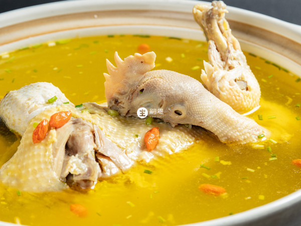 於剛出生的寶媽來說,最好不要短時間喝母雞湯