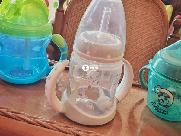 寶寶愛出汗要及時給寶寶喝水