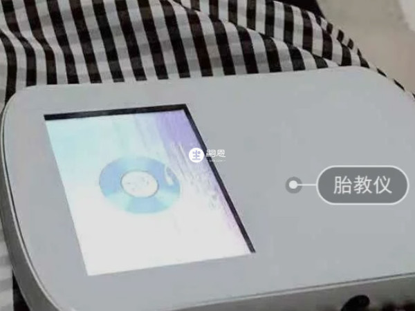 妈妈正在听胎教音乐