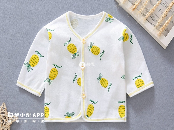 婴儿出生后要及时穿上衣服