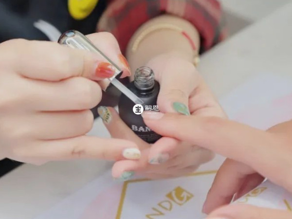 懷孕七個月的女性不能做美甲,