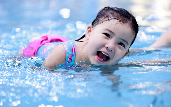 可以適當讓新生兒游泳